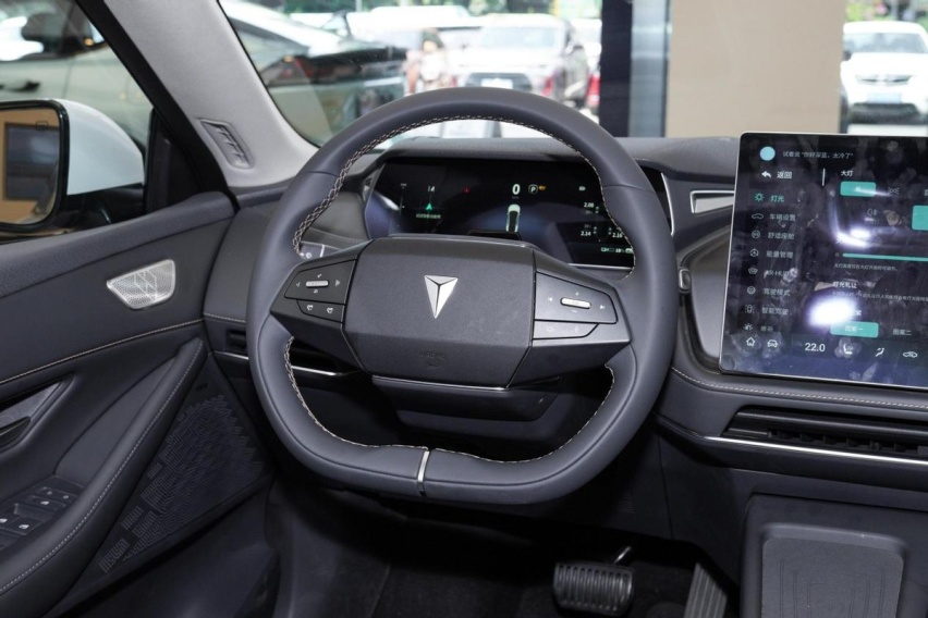 特斯拉Model 3的竞品，最高纯电续航705km，深蓝SL03产品力