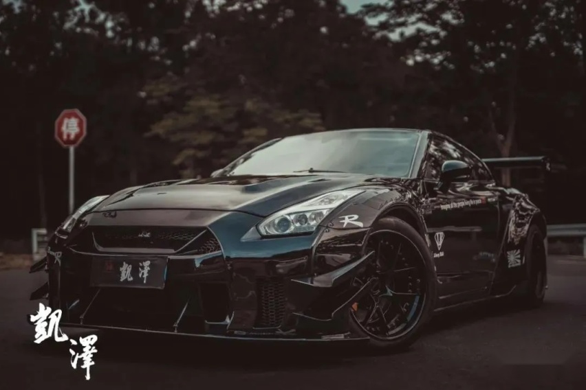 再次进化的日产GT-R R35，单单机舱就放进了两台思域的价格