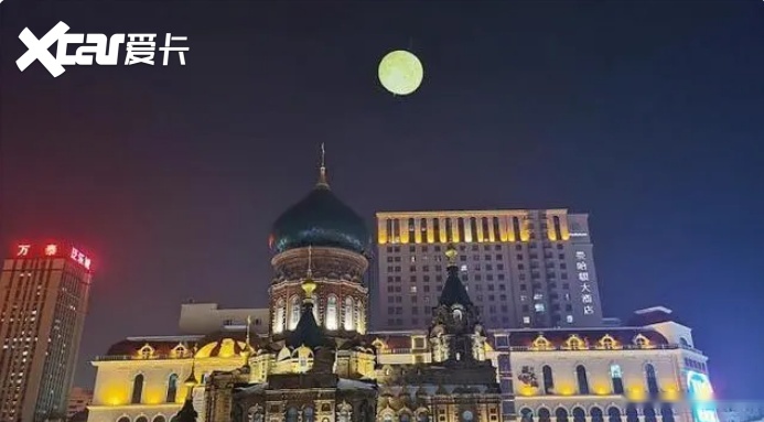 这一次,"尔滨"以索菲亚大教堂上方夜空中用无人机升起的"人造月亮"
