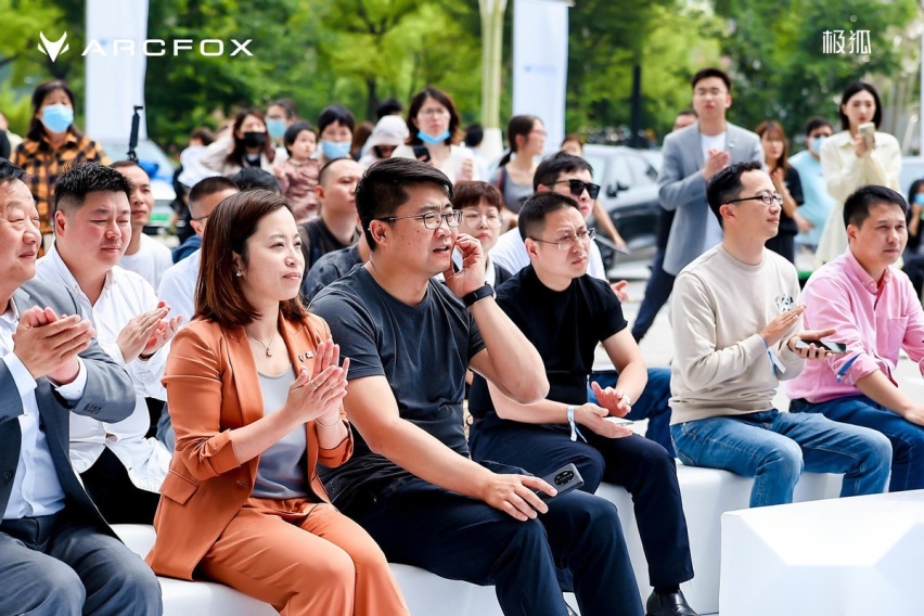 200台订单交付过半，极狐汽车上海突围