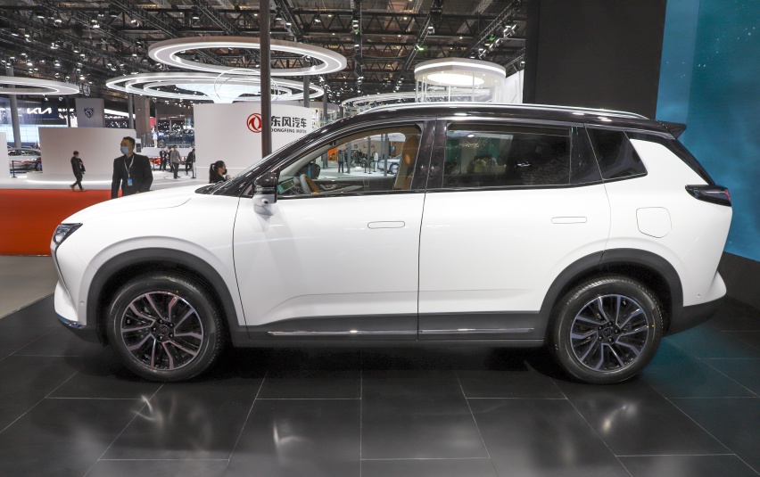 威马和百度打造的SUV，配自动泊车入位