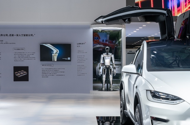 Model S/X Plaid国内首秀，特斯拉进博会上释放“纯电掌控力