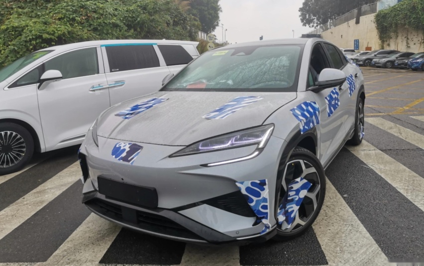 比亚迪海狮街头实拍，预计18万起售，车身大过特斯拉