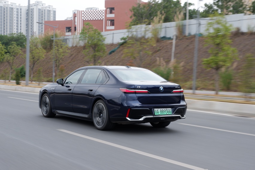 轱辘试驾|贵就一定好？身价百万的宝马i7有何本事？