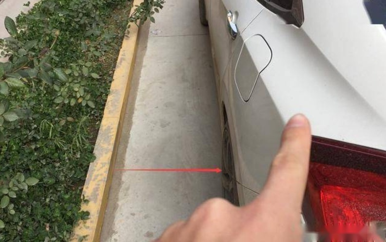 直角倒车老是刮侧面？一招教你小距离直角倒车一把进
