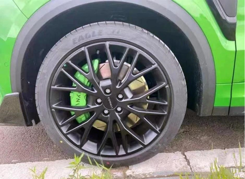 领克05+实车曝光，外观很有性能感，内饰采用了大量的翻毛皮内衬