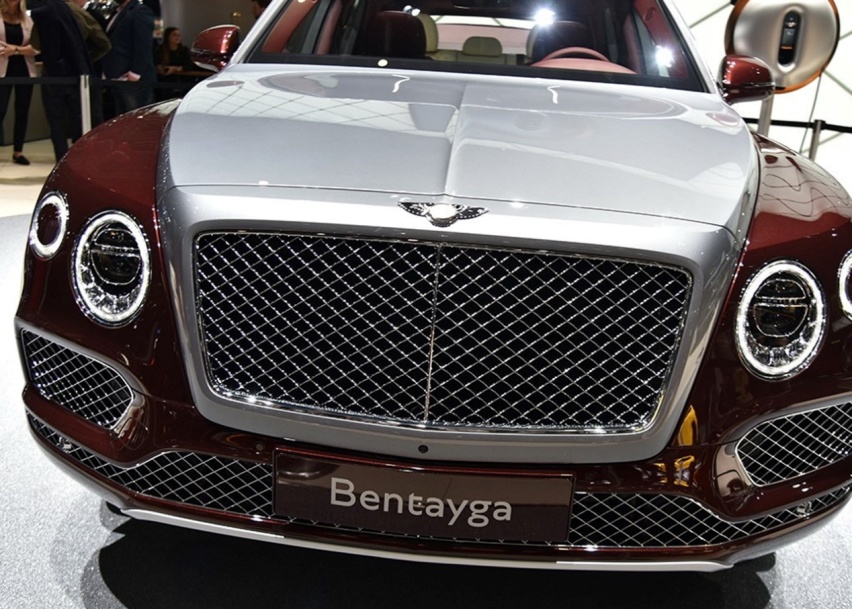 首款宾利的新能源车，3.0T V6加插电混动，219.7万的