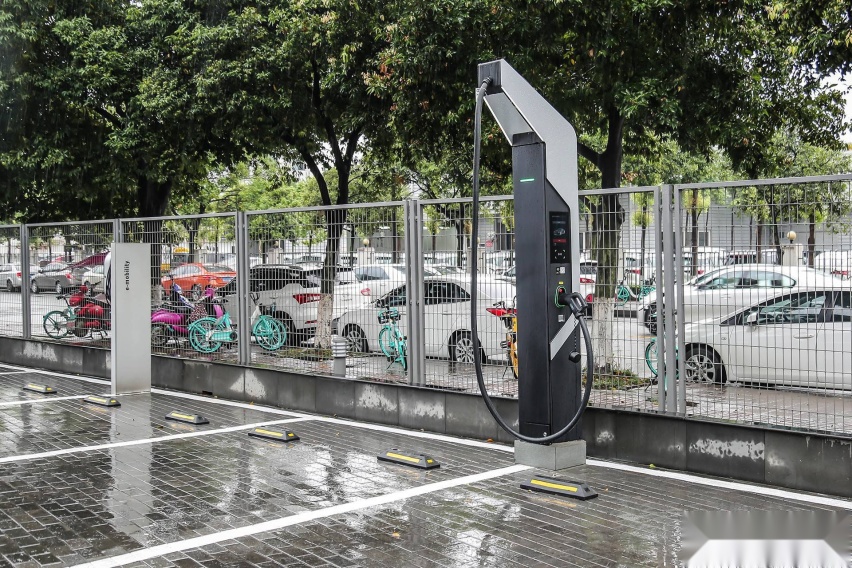中国首发的入门车型 静态实拍保时捷 Taycan