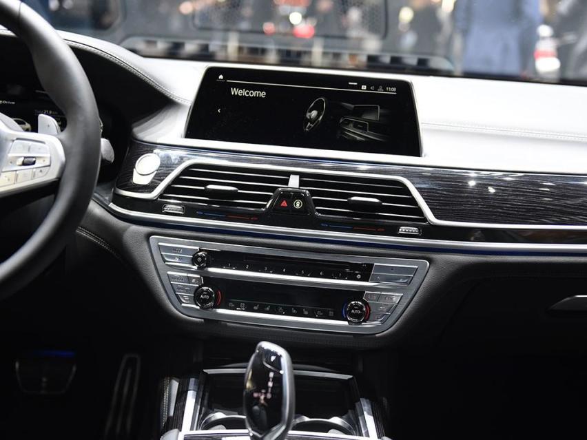 宝马7系的3.0T V6带插电混动，5秒破百很高级，且兼顾运