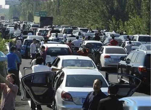 五一高速堵车,揭开了新能源汽车的“遮羞布”,车主:考虑换油车