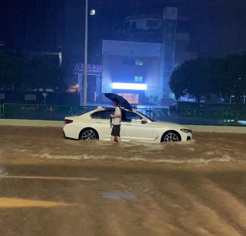 几位宝马车主雨季出行遇到突发意外，是谁帮助他们快速脱困？