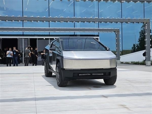 特斯拉官宣第一辆电动皮卡Cybertruck下线！