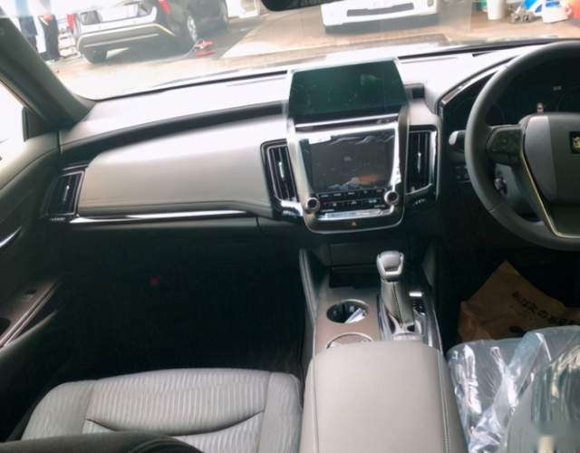 全新第15代皇冠街头实拍，配3.5L V6发动机，售价30万