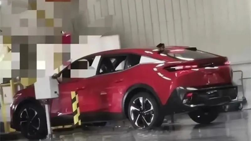 东风标致408 X谍照曝光、全新一代奥迪A4L谍照曝光…