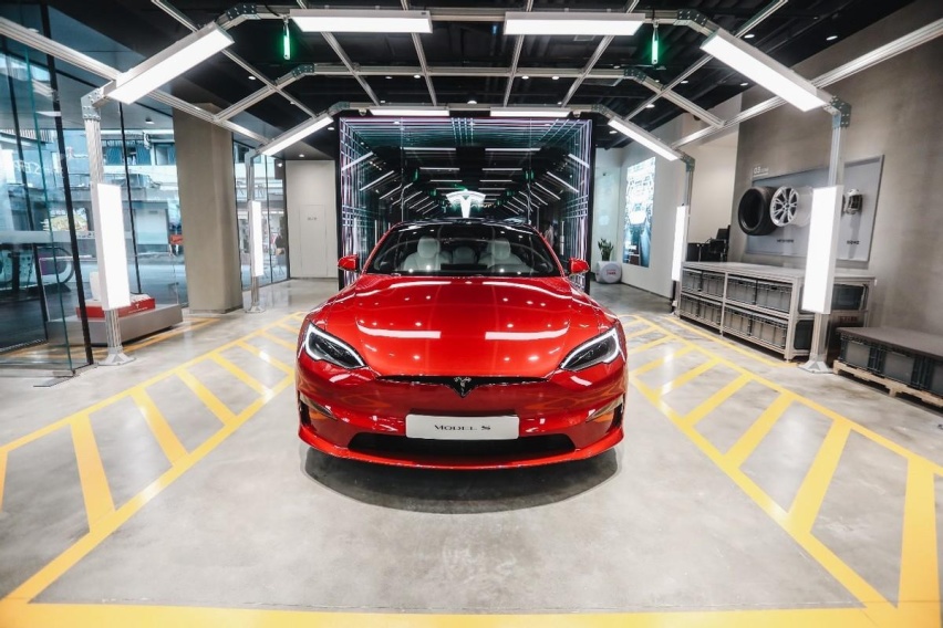零百仅需2.1秒，特斯拉Model S Plaid空降成都，机器人同步