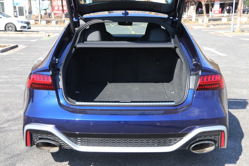 4.0T V8加持，3.6秒破百，声浪迷人，试驾奥迪RS 7 Sportback