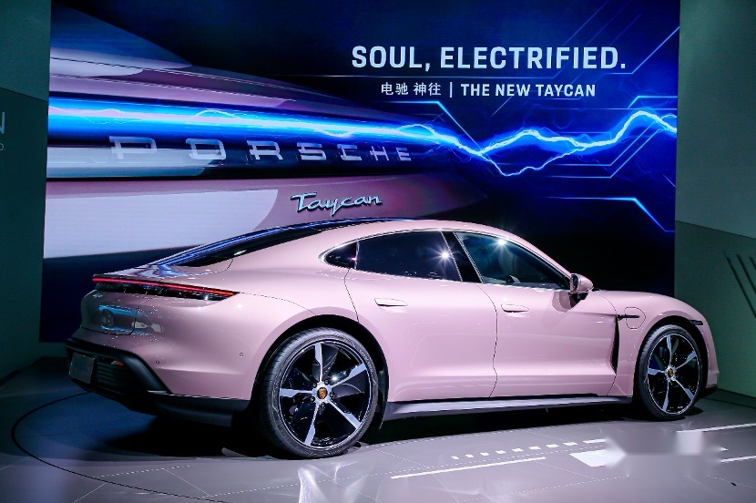 保时捷携全新Taycan与结晶腐蚀版911艺术车亮相成都车展