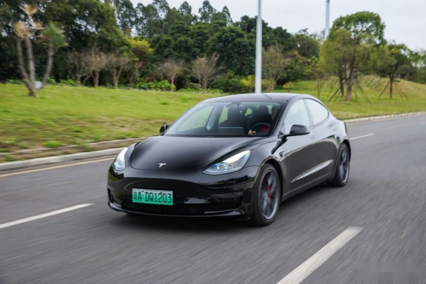 试驾特斯拉Model 3高性能版,比钢炮们滑溜的线性最让人欲罢不能