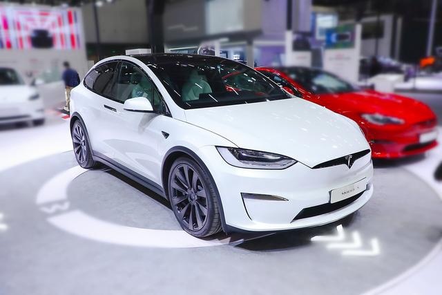 Model X 2023款 Plaid版，长5.037米，破百2.6秒