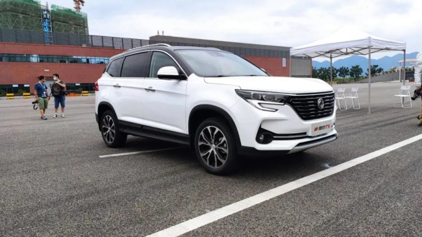 试驾2021款东风风行T5,实用年轻好开增配不少