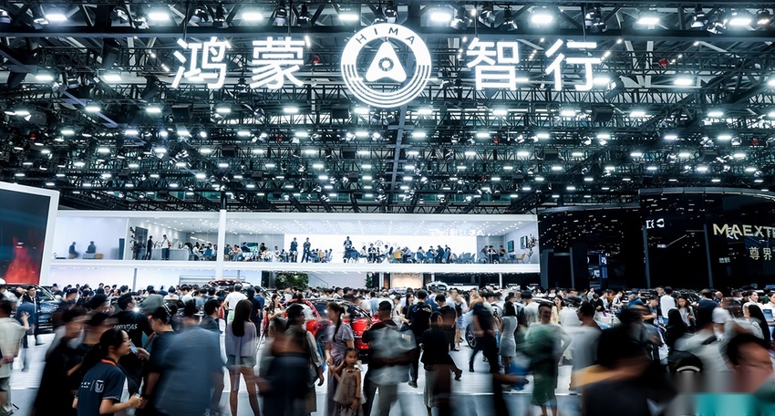 太顶了！鸿蒙智行尊界未发先火，余承东三大招硬刚迈巴赫劳斯莱斯