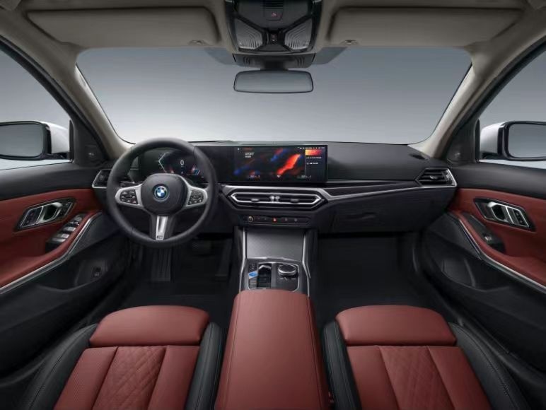 全新宝马BMW i3：外观时尚年轻，内饰科技感十足，让电动更运动