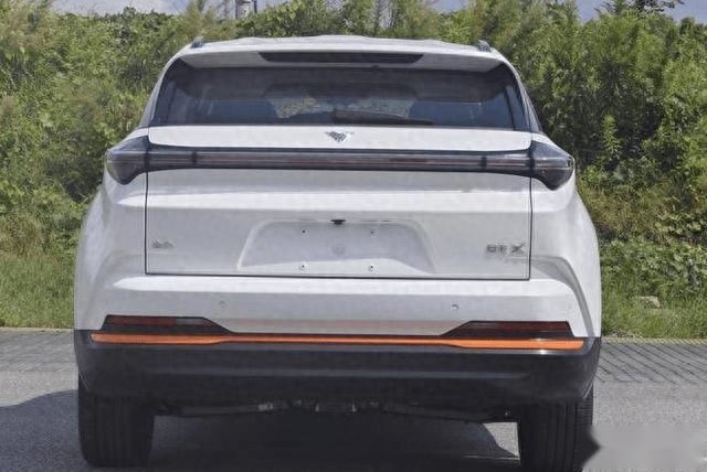 哪吒曝光两款全新SUV，哪吒X受关注，这下能活得更滋润了？