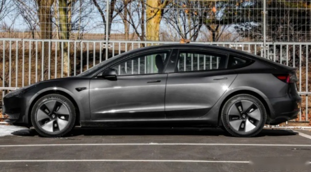 宝马i3与Model 3，同为30万以上新能源轿车，性价比谁更高？