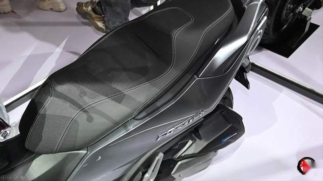 新车|高性能低碳车坛新星:QJMOTO鸿150售价16999元