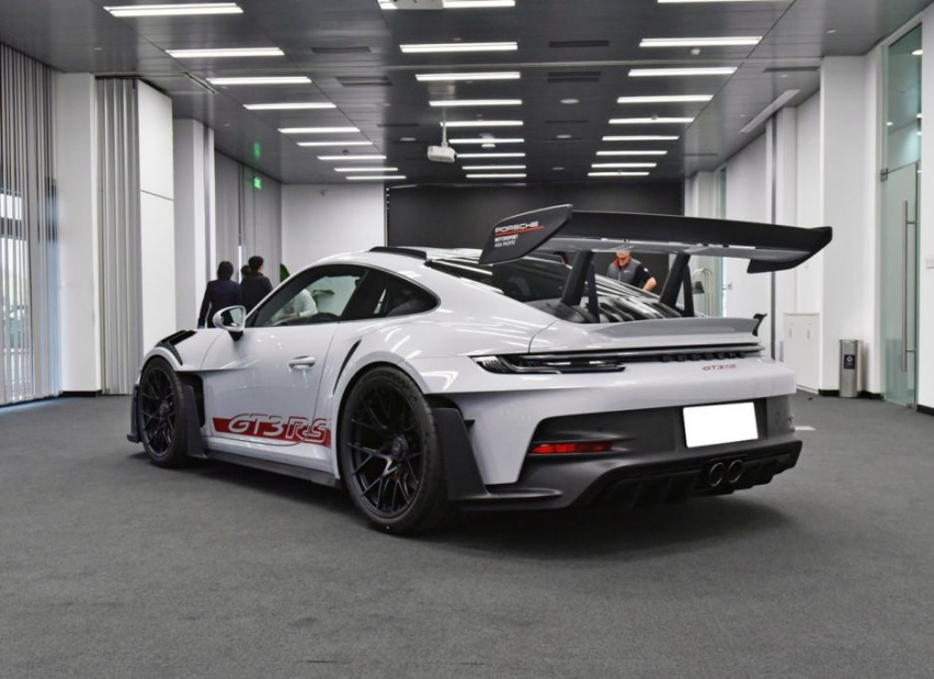 燃油跑车里永远的神，售价300万能3.2秒破百，911GT3 RS发布