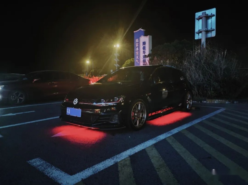 走街范的大众7.5代高尔夫GTi，这种干净素雅的感觉就很棒
