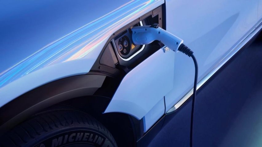 凯迪拉克纯电锐歌大战特斯拉Model Y，谁会脱颖而出？