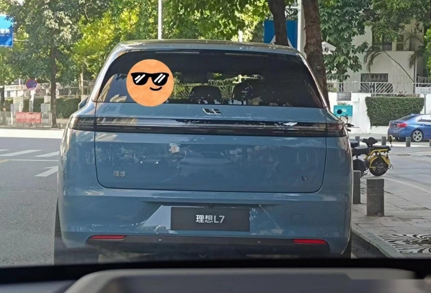 理想L7现身街头，或推无空气悬架版，30万左右就能买？