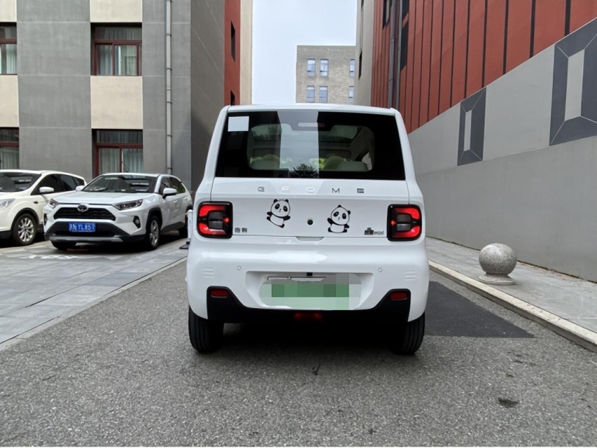 吉利几何熊猫 Mini vs. 五菱宏光 Mini：动力与智能科技对决