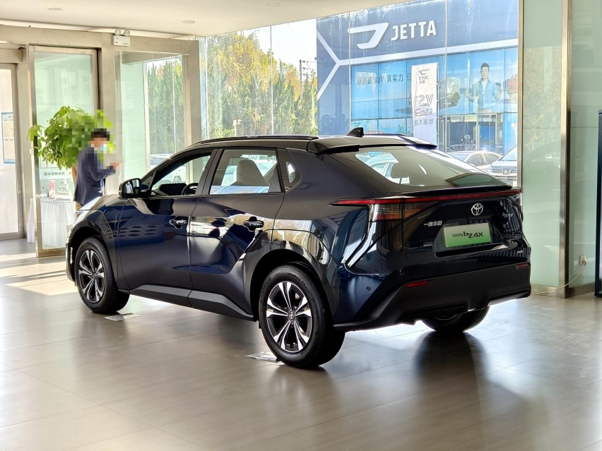 中型纯电动SUV 实拍一汽丰田bZ4X 它值得买吗？