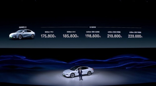 什么车45英寸的大屏只要17.58万起?原来是卷王银河E8啊!