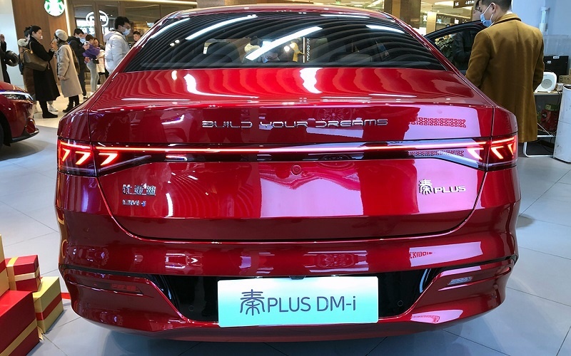 实拍秦PLUS DM-i：夸张大嘴，犀利双眼，着抢眼红“衣”