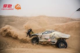风沙骤雨突袭 2026爱跑·中国环塔国际拉力赛SS6极端天气成最大考验