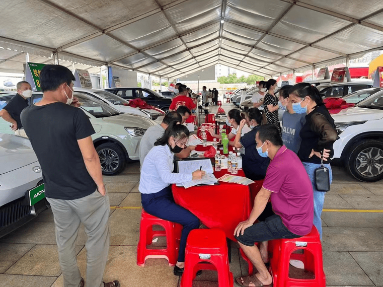 一边看车展一边品美食，9月15日，东方市体育馆广场“惊喜”连连！