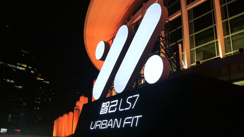 全新车型智己LS7UrbanFit上市，28.98万元起