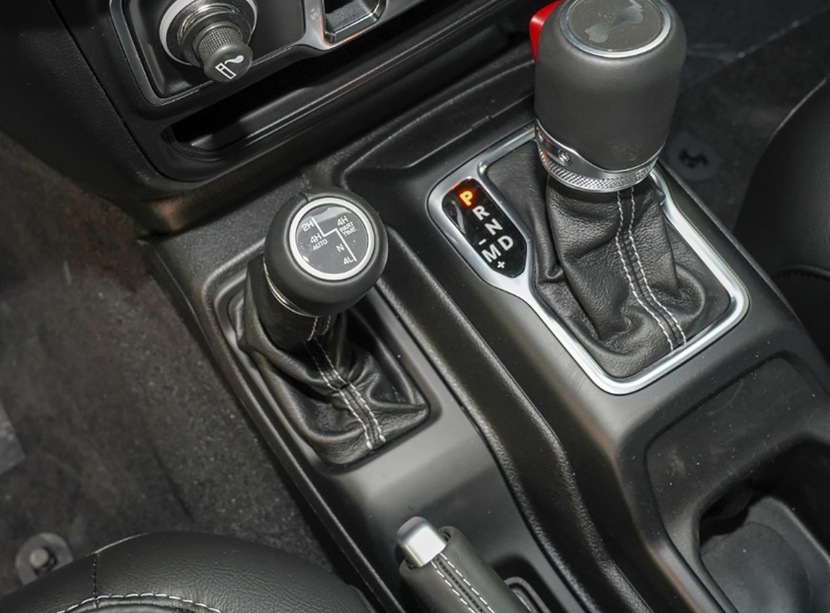 35万的V6硬派国产中大型SUV 暴打ORV寡头？坦克500对比牧马人