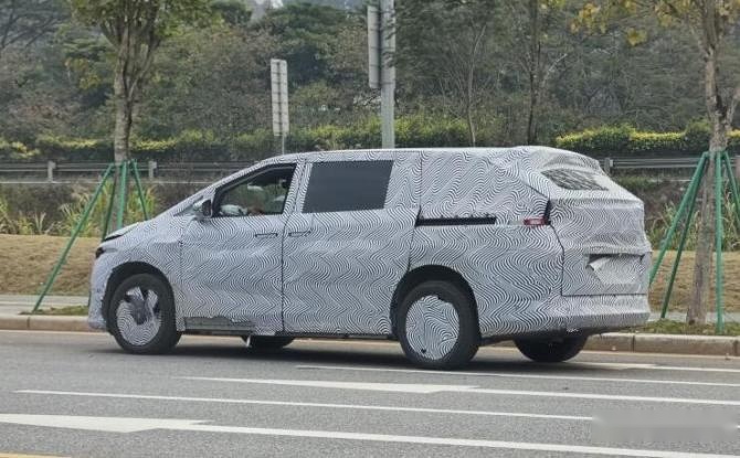 小鹏X9，2.jpg