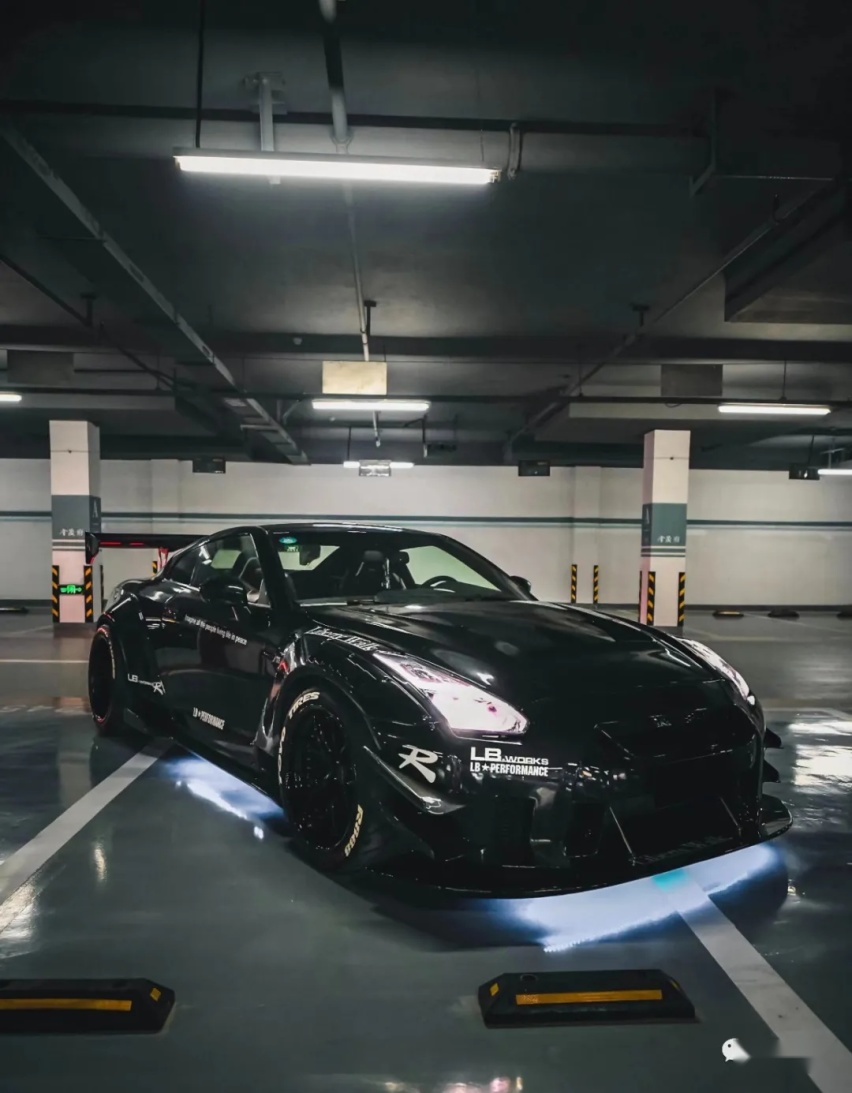 再次进化的日产GT-R R35，单单机舱就放进了两台思域的价格