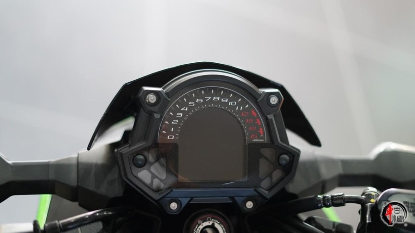 资讯|运动街车川崎Z400:双缸马力极速小猛禽,售价47800元