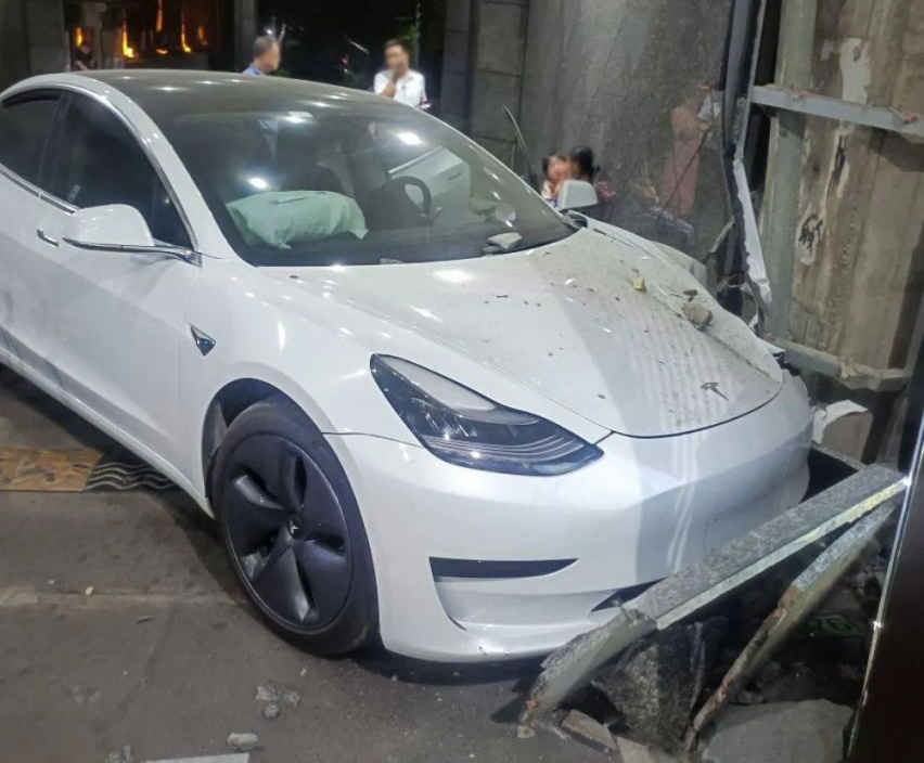 重庆，特斯拉Model 3撞墙，车主说刹车失灵