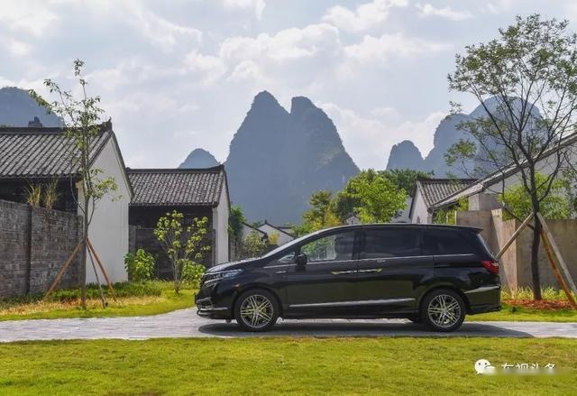 撇开5.9L综合油耗，这辆混动MPV的“百万级”后排究竟如何？