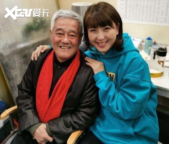 乡爱苏玉红身后300万豪车太显眼