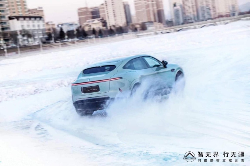 阿维塔雪原炫技：是否能在大雪中保持稳定？