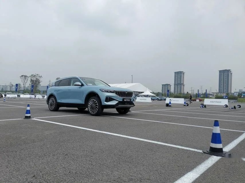 零百4.5秒带空悬，体验过后方知岚图FREE出众的远不止性能