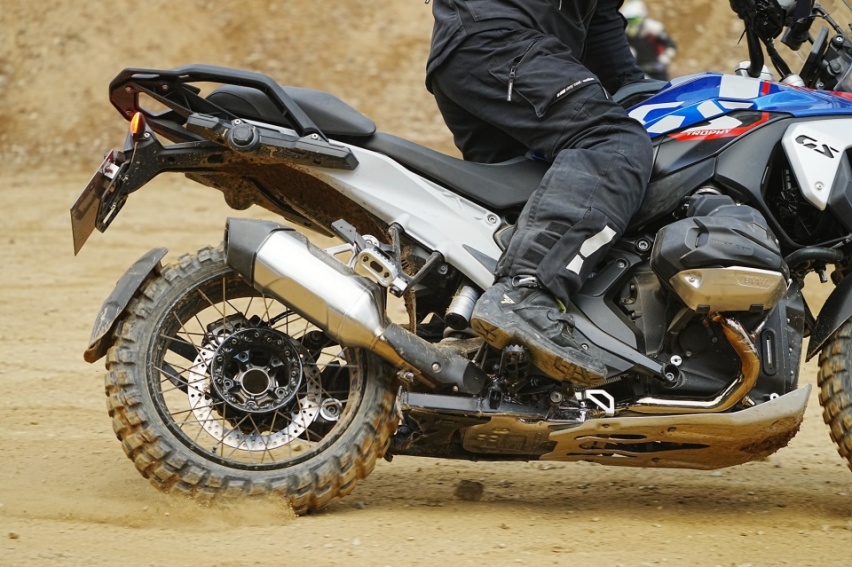 宝马R1300GS：全新细分市场的自行车(图4)